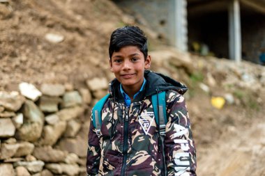 Kullu, Himachal Pradesh, Hindistan - 01 Mart 2019 : Himalaya'da Himalaya lı Bir Çocuk Fotoğrafı, Sainj Vadisi