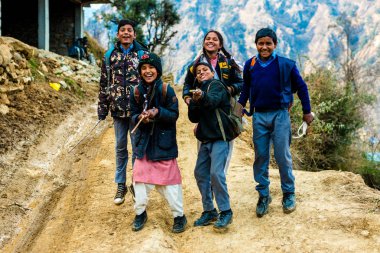 Kullu, Himachal Pradesh, Hindistan - 01 Mart 2019 : Himalaya'da zıplayan Himalayalı çocukların fotoğrafı, Sainj Vadisi