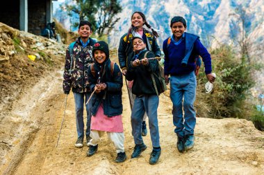 Kullu, Himachal Pradesh, Hindistan - 01 Mart 2019 : Himalaya'da zıplayan Himalayalı çocukların fotoğrafı, Sainj Vadisi