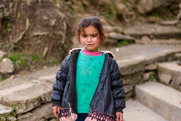 Kullu, Himachal Pradesh, Inde - 01 mars 2019 : Portrait d'une fille himalayenne en himalaya — Photo