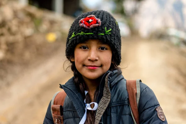 Kullu, Himachal Pradesh, India - 01 de marzo de 2019: Retrato de una chica himalaya en himalayas — Foto de Stock