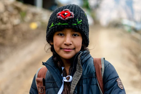 Kullu, Himachal Pradesh, India - 01 de marzo de 2019: Retrato de una chica himalaya en himalayas — Foto de Stock