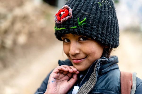 Kullu, himachal pradesh, Indien - 01. März 2019: Portrait eines himalayanischen Mädchens im Himalaya — Stockfoto