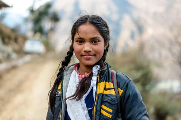 Kullu, Himachal Pradesh, India - 01 de marzo de 2019: Retrato de una chica himalaya en himalayas — Foto de Stock