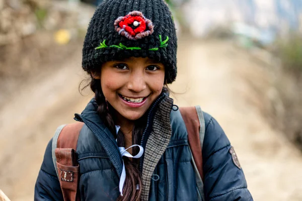 Kullu, Himachal Pradesh, Índia - 01 de março de 2019: Retrato de menina himalaia em himalaias Imagem De Stock