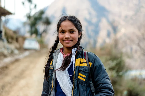 Kullu, Himachal Pradesh, Índia - 01 de março de 2019: Retrato de menina himalaia em himalaias Fotografia De Stock