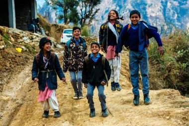 Kullu, Himachal Pradesh, Hindistan - 01 Mart 2019 : Himalaya'da zıplayan Himalayalı çocukların fotoğrafı, Sainj Vadisi