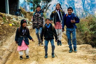 Kullu, Himachal Pradesh, Hindistan - 01 Mart 2019 : Himalaya'da zıplayan Himalayalı çocukların fotoğrafı, Sainj Vadisi
