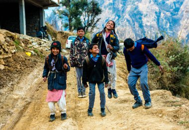 Kullu, Himachal Pradesh, Hindistan - 01 Mart 2019 : Himalaya'da zıplayan Himalayalı çocukların fotoğrafı, Sainj Vadisi