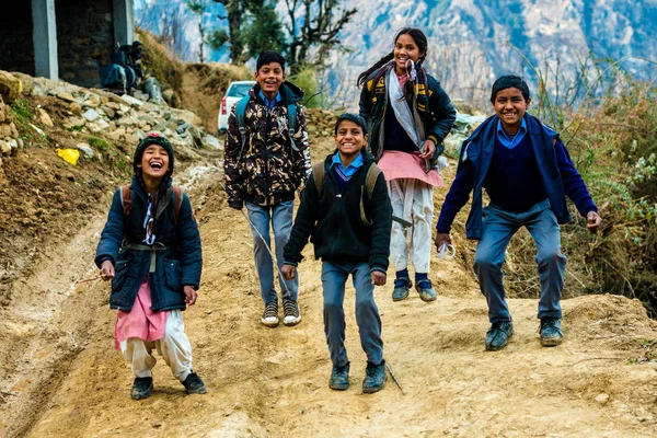 库尔卢，喜玛拉雅邦，印度 - 2019年3月1日： 喜马拉雅儿童在喜马拉雅山，萨因杰谷跳跃的照片 — 图库照片