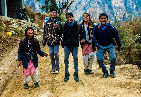 库尔卢，喜玛拉雅邦，印度 - 2019年3月1日： 喜马拉雅儿童在喜马拉雅山，萨因杰谷跳跃的照片 — 图库照片