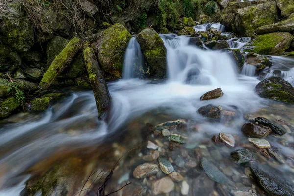 Foto de arroyo de agua lechosa en himalayas - cascada — Foto de Stock