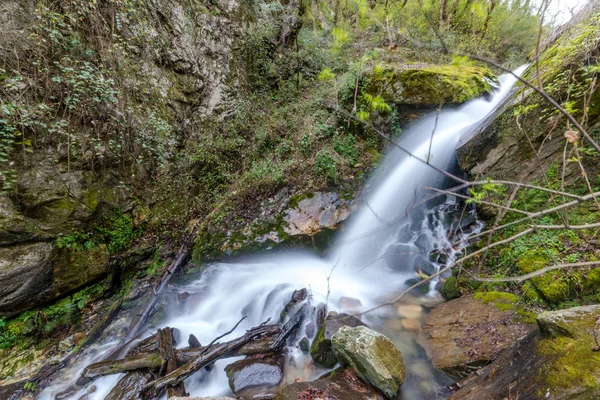 Foto da corrente de água leitosa em himalaias - cachoeira — Fotografia de Stock