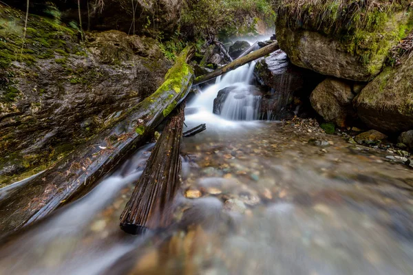 Foto de arroyo de agua lechosa en himalayas - cascada — Foto de Stock