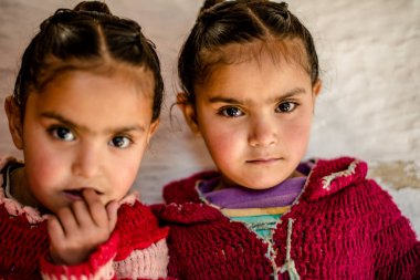 Kullu, Himachal Pradesh, Hindistan - 01 Nisan 2019 : Himalaya köyünde sokaktaki evinin yakınında ikiz himachali kız portresi