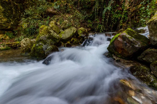 Foto de arroyo de agua lechosa en himalayas - cascada — Foto de Stock