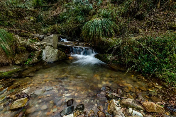 Foto de arroyo de agua lechosa en himalayas - cascada — Foto de Stock