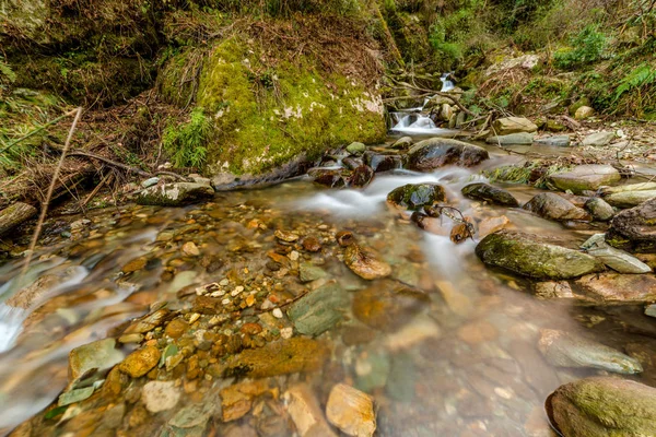 Foto de arroyo de agua lechosa en himalayas - cascada — Foto de Stock