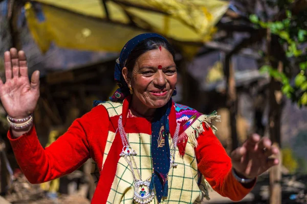 Kullu, Himachal Pradesh, India - 23 de febrero de 2019: Retrato de una hermosa mujer tradicional del Himalaya indio —  Fotos de Stock