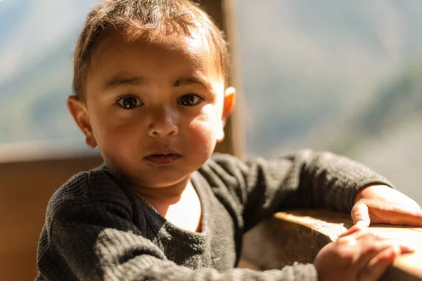 Kullu, himachal pradesh, Indien - 01. April 2019: Portrait eines Jungen im Himalaya, eines Kindes im Himalaya lizenzfreie Stockbilder