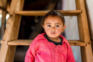 Kullu, Himachal Pradesh, Hindistan - 01 Nisan 2019 : Himalaya lı çocuğun portresi, Himalayalar'daki Çocuk