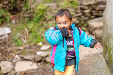 Kullu, Himachal Pradesh, Hindistan - 01 Nisan 2019 : Himalaya lı çocuğun portresi, Himalayalar'daki Çocuk