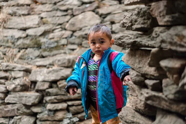 Kullu, Himachal Pradesh, India - 01 de abril de 2019: Retrato de niño del Himalaya, Niño en himalaya — Foto de Stock