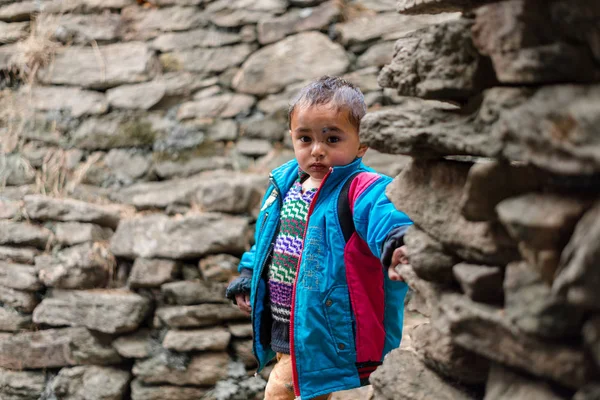 Kullu, himachal pradesh, Indien - 01. April 2019: Portrait eines Jungen im Himalaya, eines Kindes im Himalaya — Stockfoto