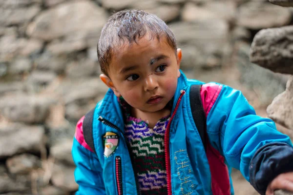 Kullu, himachal pradesh, Indien - 01. April 2019: Portrait eines Jungen im Himalaya, eines Kindes im Himalaya — Stockfoto