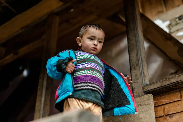 Куллу, Химачал-Прадеш, Индия - 01 апреля 2019 года: Портрет Гималайского мальчика, Кид в Гималаях — стоковое фото