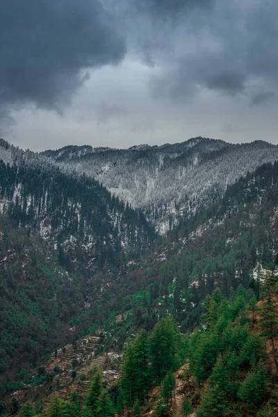 インドの高いヒマラヤ山脈、緑の森、青い空と夏の雲とカラフルな風景 — ストック写真