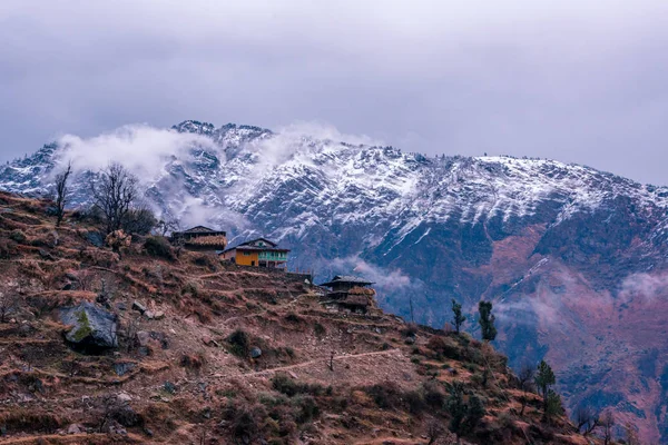 Paesaggio colorato con alte montagne himalayane, foresta verde, cielo blu con nuvole in estate in India — Foto Stock