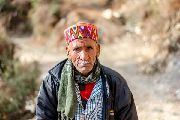 Kullu, himachal pradesh, Indien - 01. Februar 2019: unbekannter himachali alter Mann auf der Straße in himalaya indien lizenzfreie Stockbilder