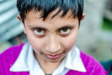 Kullu, Himachal Pradesh, Hindistan - 04 Ağustos 2018 : Himalayalar'da Himalaya Lı Bir Çocuk Fotoğrafı
