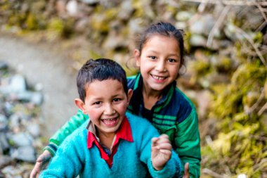 Kullu, Himachal Pradesh, Hindistan - 04 Şubat 2019 : Himalayalar'daki Himalaya lı çocuğun fotoğrafı