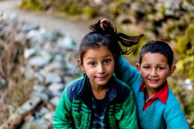 Kullu, Himachal Pradesh, Hindistan - 04 Şubat 2019 : Himalayalar'daki Himalaya lı çocuğun fotoğrafı