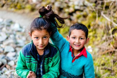 Kullu, Himachal Pradesh, Hindistan - 04 Şubat 2019 : Himalayalar'daki Himalaya lı çocuğun fotoğrafı