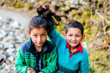 Kullu, Himachal Pradesh, Hindistan - 04 Şubat 2019 : Himalayalar'daki Himalaya lı çocuğun fotoğrafı