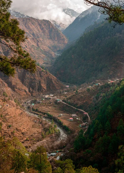 Paisaje colorido con altas montañas del Himalaya, bosque verde, cielo azul con nubes en verano en la India —  Fotos de Stock