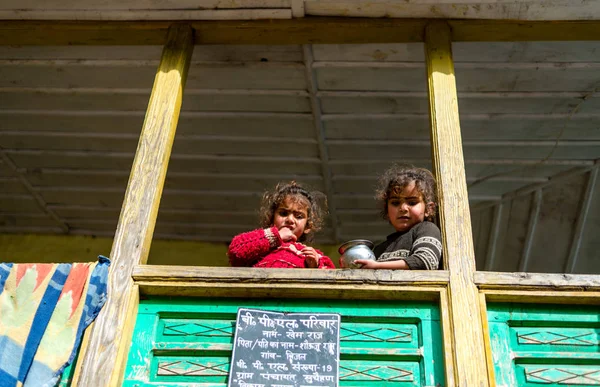 Куллу, Химачал-Прадеш, Индия - 01 апреля 2019 года: Фото детей в их доме в деревне Гималаи — стоковое фото