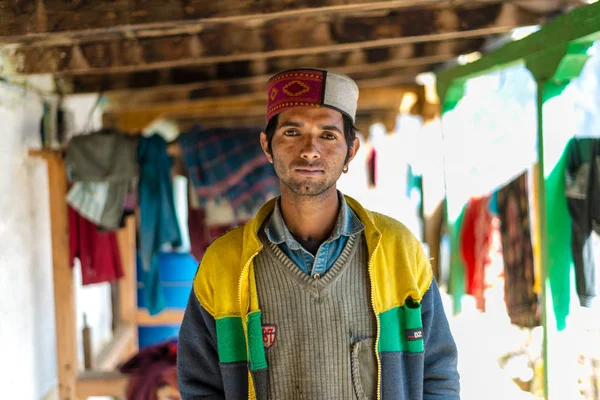 Kullu, Himachal Pradesh, Inde - 01 avril 2019 : Portrait himachali garçon dans la rue dans le village himalayen, Inde — Photo