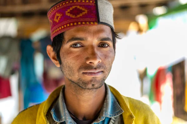 Kullu, Himachal Pradesh, India - 01 de abril de 2019: Retrato de niño himachali en la calle en la aldea del Himalaya, India — Foto de Stock