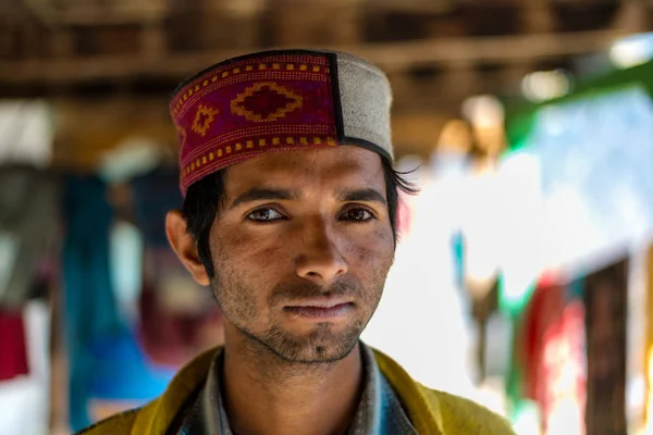 Kullu, Himachal Pradesh, Inde - 01 avril 2019 : Portrait himachali garçon dans la rue dans le village himalayen, Inde — Photo