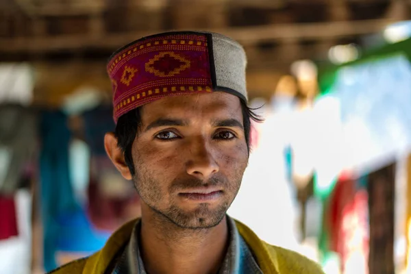 Kullu, Himachal Pradesh, Índia - 01 de abril de 2019: Retrato de menino himachali na rua na aldeia do Himalaia, Índia — Fotografia de Stock