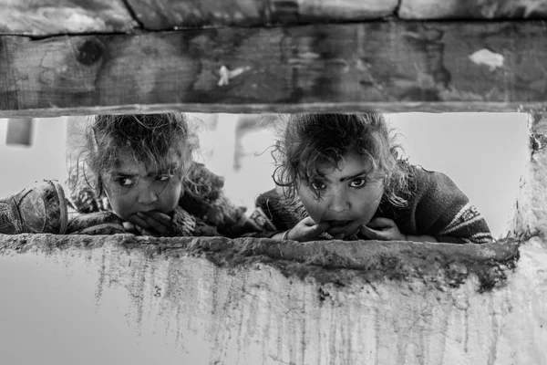 Kullu, Himachal Pradesh, India-01 april 2019: foto van kinderen in hun huis in Himalayan Village — Stockfoto