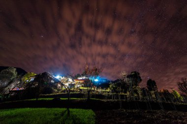Hindistan'da Himalayalar Köyü'nün gece manzarası