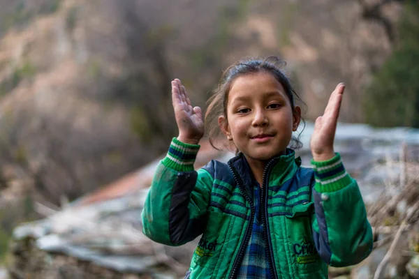 库尔卢，喜玛拉雅邦，印度 - 2019年4月1日： 在喜马拉雅山村的街道上，在她家附近画像赫查利女孩 — 图库照片