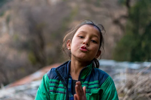 Kullu, Himachal Pradesh, Índia - 01 de abril de 2019: Retrato menina himachali perto de sua casa na rua na aldeia do Himalaia — Fotografia de Stock