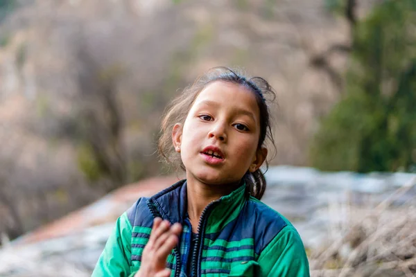 Kullu, Himachal Pradesh, Índia - 01 de abril de 2019: Retrato menina himachali perto de sua casa na rua na aldeia do Himalaia — Fotografia de Stock