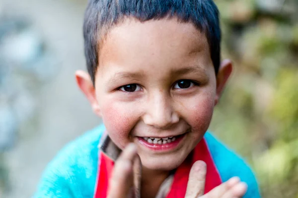 Kullu, himachal pradesh, Indien - 04. August 2018: Foto eines himalayischen Jungen im Himalaya — Stockfoto